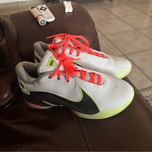 Men's Nike Le Bron 22 Crown Jewel White and Lime Green Basketball Shoes Sz. 9.5